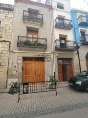 Casa adossada a Sant Mateu