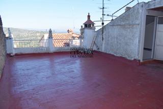 Casa adossada a Cervera del Maestre. Amplia casa de pueblo con garaje, 3 habitaciones, 1 baño, y terr