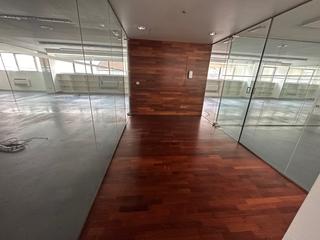 Alquiler Oficina en Ensanche. En pleno centro de la ciudad, justo en la avenida de entrada, en