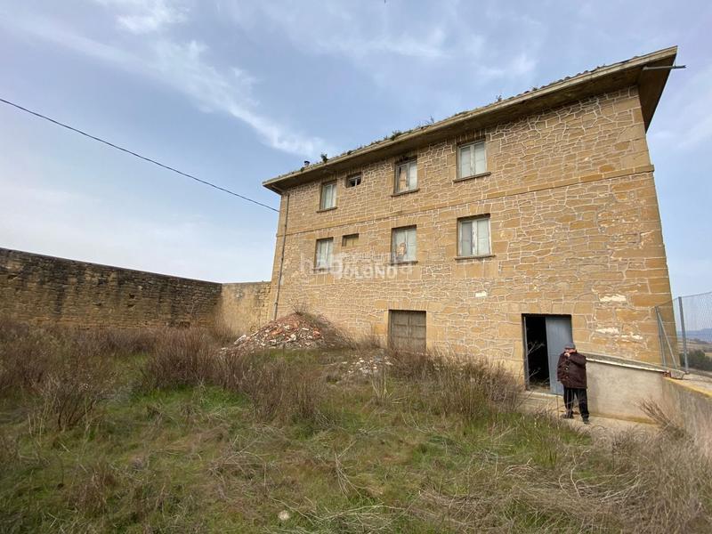 Foto a6f7e2c5-d803-4df3-9e26-dc7dd163d8ff. Edificio en San Asensio