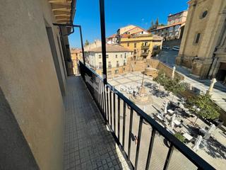 Apartament a De la paz plaza 10. Apartamento con terraza en la plaza