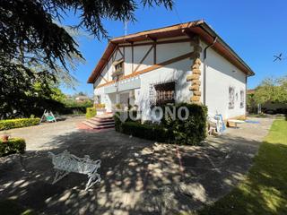 Chalet à Avenida santo domingo de la calzada 2. Solar con vivienda unifamiliar en el centro de haro