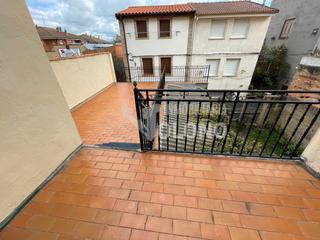 Casa a Calle mayor 96. Casa de pueblo con terraza y garaje amplios