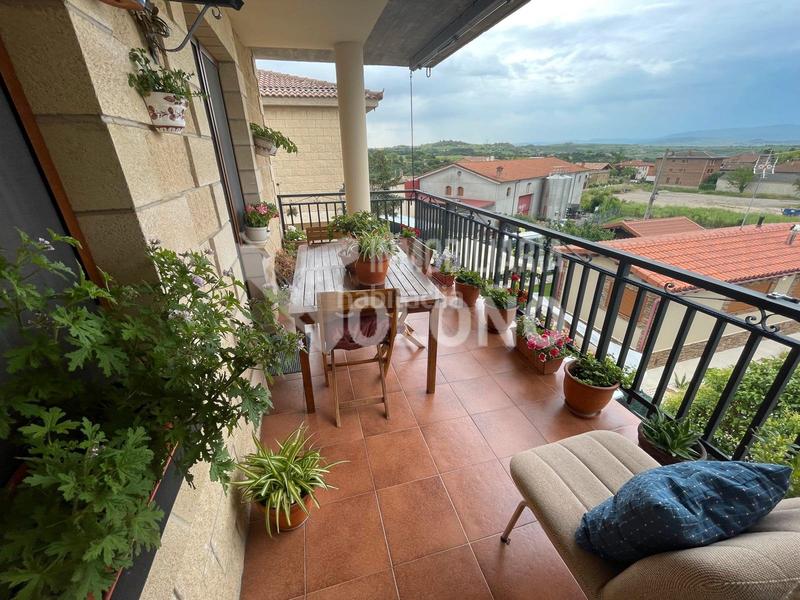 Foto 542ca507-a04f-4cae-8180-1d1bdb938bf8. Piso  con lonja y amplia terraza en Villabuena de Álava / Eskuernaga