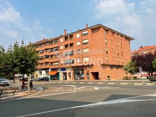 Piso en Avenida santo domingo de la calzada 2. Amplio piso céntrico