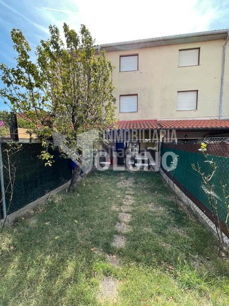 Foto d55ae058-62b2-4725-a9e1-0c7ddcc845de. Casa adosada en calle real 2 chalet en urbanización con pìscina en Cihuri