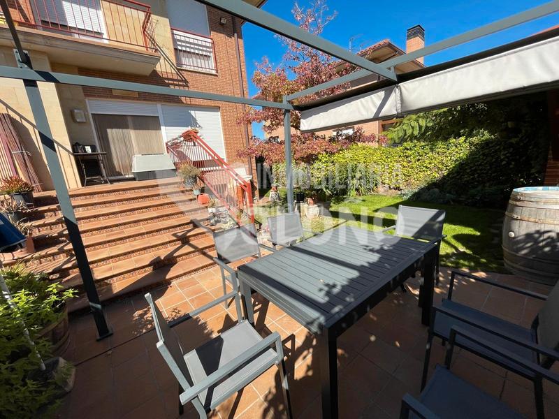 Foto 95cb7b58-e2cb-455a-be1f-ce44423e526b. Casa pareada en Alesanco