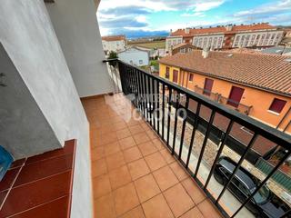 Pis  Calle las oes 19. Piso con terraza