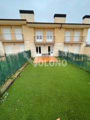 Chalet in Calle s 76. Chalet adosado con habitación en planta baja