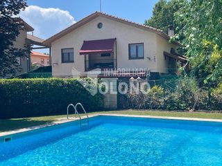 Chalet à Calle viñas viejas 1. Chalet individual con piscina comunitaria
