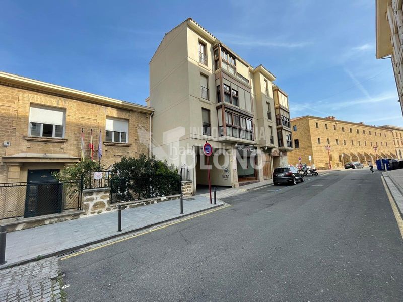 Foto 97748095-6f5a-4426-9250-a1790f244045. Aparcament cotxe a avenida la rioja 19 a Haro