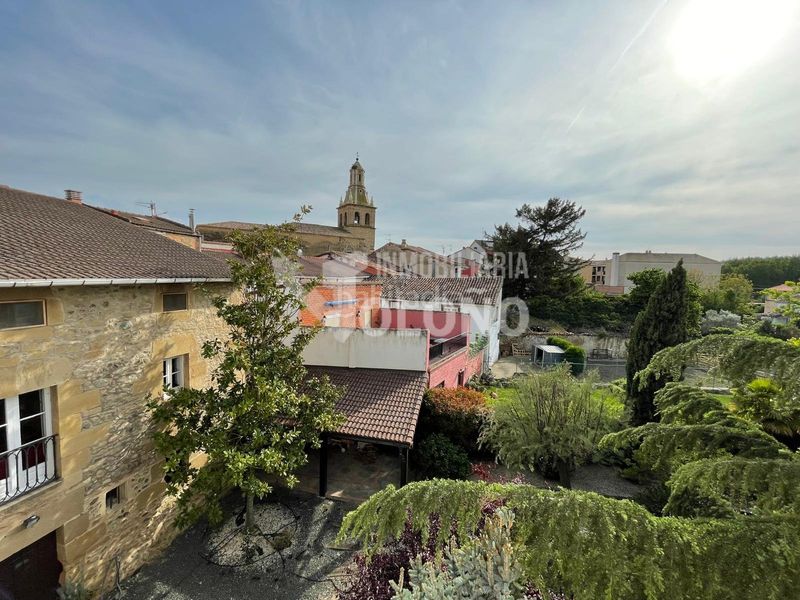 Foto 2b7dec7c-6fec-439b-b237-c7ceb4799e9c. Edificio en calle de la fuente 3 hostal en Castañares de Rioja