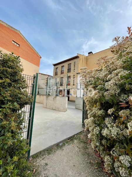 Foto 3b61108b-2889-4b87-bd7d-4d50655326c7. Edificio en calle de la fuente 3 hostal en Castañares de Rioja