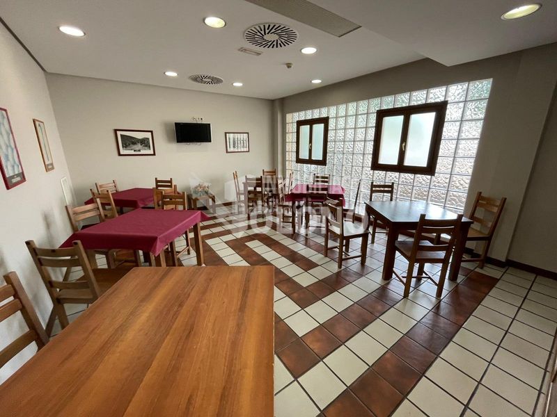 Foto bc472b07-b9aa-47ce-bd98-ddd6dea13b8a. Edificio en calle de la fuente 3 hostal en Castañares de Rioja