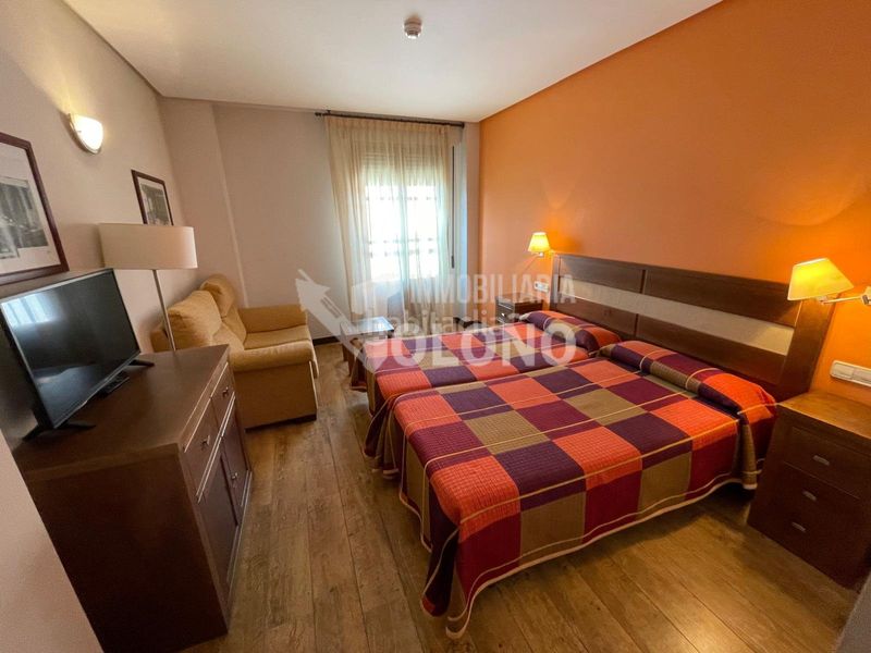 Foto ccc248a6-d1db-4bfc-a410-5dfffba59bdd. Edificio en calle de la fuente 3 hostal en Castañares de Rioja