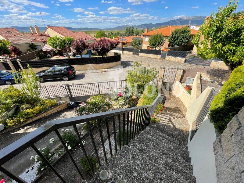 Foto ff89be78-9759-4a85-a307-33980286697c. Xalet amb xemeneia calefacció aparcament a Ollauri