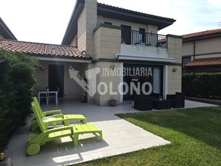 Chalet  Calle la laguna 19. Chalet en urbanización privada con piscina.