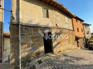 Haus  Costanilla del hospital kalea 10. Casa de piedra para reformar en el centro histórico, en la parte