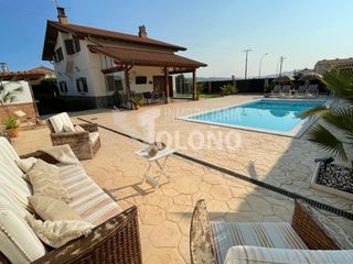 Xalet a Calle gonzalo de berceo 1. Chalet independiente en la rioja alta con piscina privada