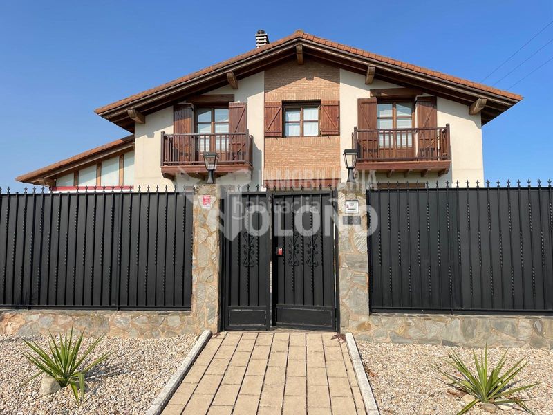 Foto e03d6939-65b6-4092-b410-a42eb9a0ac4c. Chalet in calle gonzalo de berceo 1 in Cuzcurrita de Río Tirón