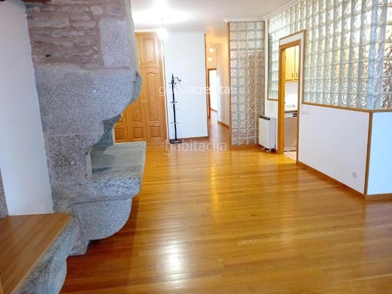 Foto a46f7c9f-0e0a-4cbe-b7cf-96231707344d. Piso  de 3 dormitorios reformado a lado de la catedral , edificio con ascensor. en Santiago de Compostela