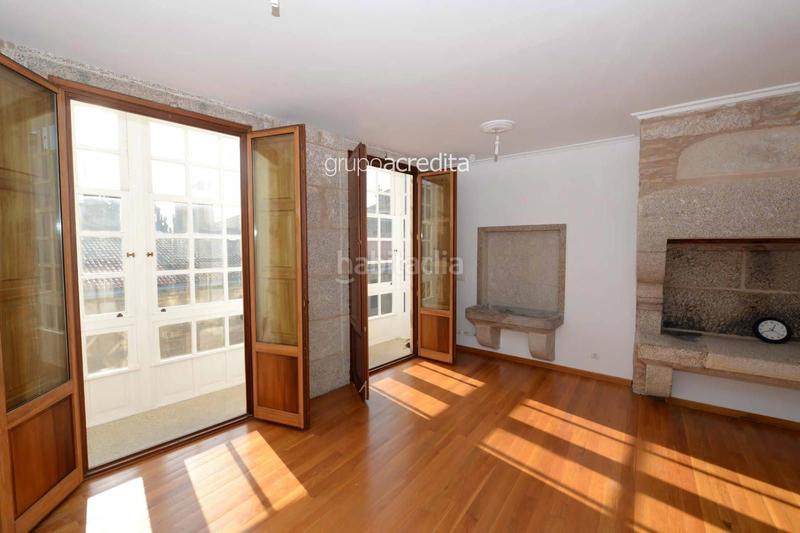 Foto a76a6e5a-78ac-428a-b8c4-cf01e30a8e04. Piso  de 3 dormitorios reformado a lado de la catedral , edificio con ascensor. en Santiago de Compostela