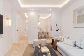 Apartament a Tetuán 20. Piso luminoso con techos altos en el centro