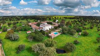 Édifice à Brozas 207. Finca palacete del siglo xviii con explotación hotelera activa