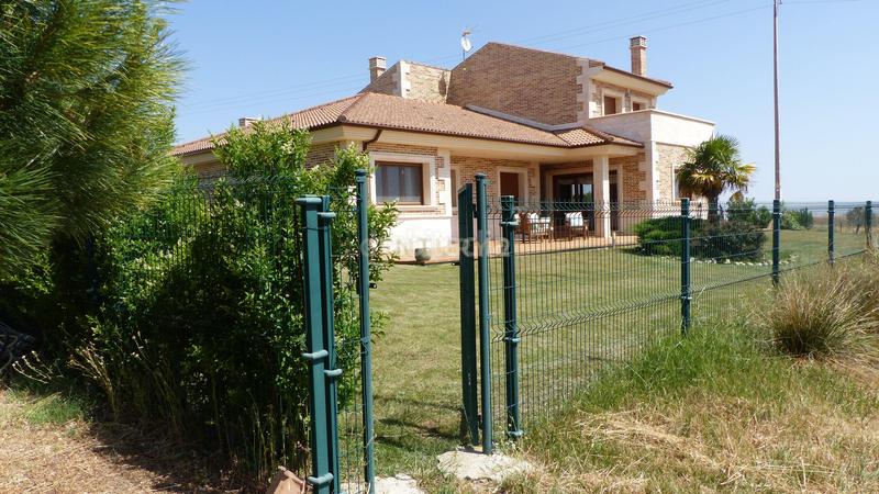 Foto 7545ef2c-ed39-491a-bfc6-754d86939236. Casa amb aparcament piscina a Sigeres