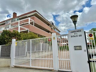Pis a Calle pío baroja, boadilla del monte, spain 1. Fantástico bajo con jardín, en la mejor zona de boadilla