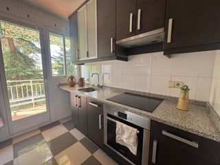 Rent Apartment in Calle del arroyo del olivar, madrid, spain. Fantástico piso de 3 habitaciones en junto al metro de portazgo.