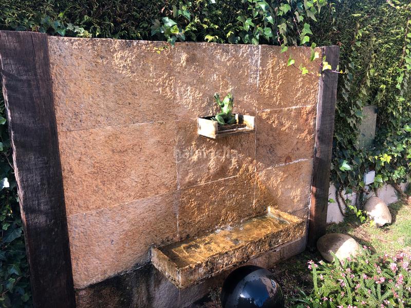 Foto ae2bf132-7832-48c6-bf82-4e3b6c10ca46. Xalet amb xemeneia aparcament piscina a Oleiros pueblo Oleiros