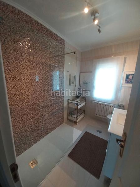 Foto d6eff9ce-d8df-493c-9c5e-f73946e43042. Xalet amb xemeneia aparcament piscina a Oleiros pueblo Oleiros