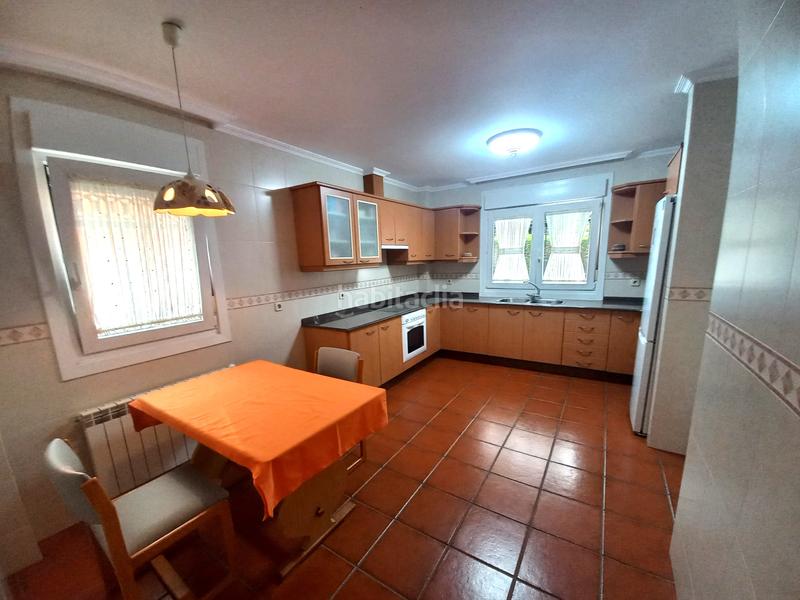 Foto ee12d4df-9d29-4f4d-9fdc-81f2c5b0d846. Chalet with fireplace heating parking in Dorneda Oleiros