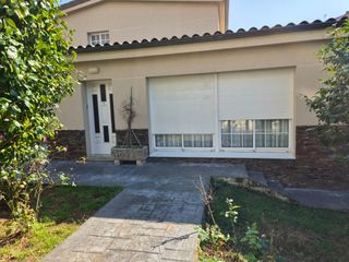 Xalet  Rúa orquesta os satélites. Chalet de 290 m2 con finca de 900 metros cuadrados en santa cris