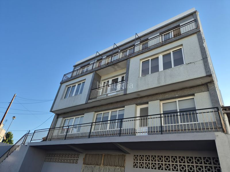 Foto f8e15199-10e3-4994-a44e-9dc2199aaaf4. Casa amb xemeneia aparcament a Oleiros pueblo Oleiros