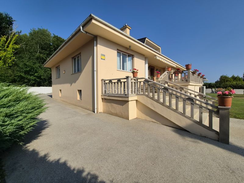 Foto f07df084-3932-4463-bb7a-760475aa97a5. Chalet avec cheminée chauffage parking dans Oleiros pueblo Oleiros