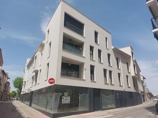 Lloguer Local Comercial en Calle general alca�iz 8. Local esquina ferrocarril