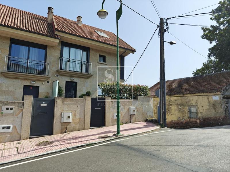 Foto dc9c130c-6492-4f38-a210-b75dd8c115dd. Casa bifamiliare con riscaldamento parcheggio piscina in Vigo