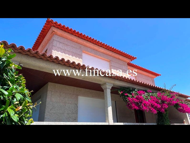 Foto f46f7b67-5f5f-4bfd-a13a-535e8672eb0a. Chalet en Nigrán centro Nigrán