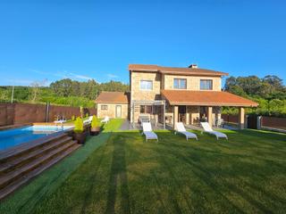 Xalet a Miño. Se vende chalet con excelentes calidades en urbanización costa m