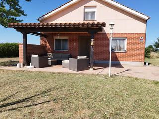 Casa  Carretera de valderas. Chalet individual con piscina y casa de invitados