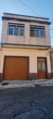 Casa  Rúa túnel 10. Casa situada en el centro del pueblo con jardin