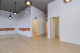 Lloguer Local Comercial  Calle castellana. Local en alquiler con múltiples espacios funcionales