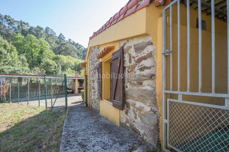 Foto d3000841-6383-4138-8afc-8e279cf68c9d. Casa amb calefacció aparcament piscina a Cambre