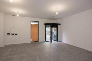 Location Local commercial à Calle socorro 28. Bajo en esquina a 50 metros de la playa del orzán