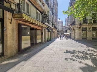 Lloguer Local Comercial  Calle alvaro cebreiro. Bajo con gran escaparate en el centro