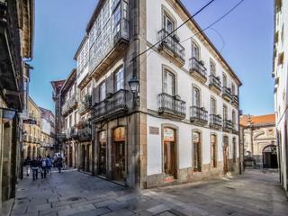 Edificio  Preguntoiro. Edificio singular en esquina, en pleno casco histórico de santia