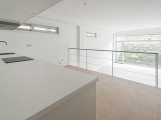 Rent Office space in Calle san carlos 8. Local en la ciudad vieja soleado y con patio singular
