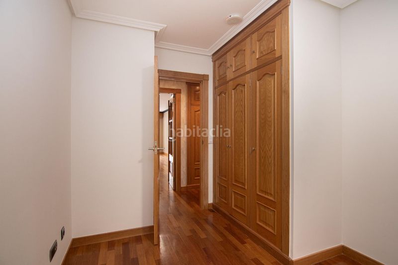 Foto 1eb9a6b5-a21f-4aea-9ca6-b48aa50e65a0. Pis amb aparcament a Ciudad Vieja Coruña (A)